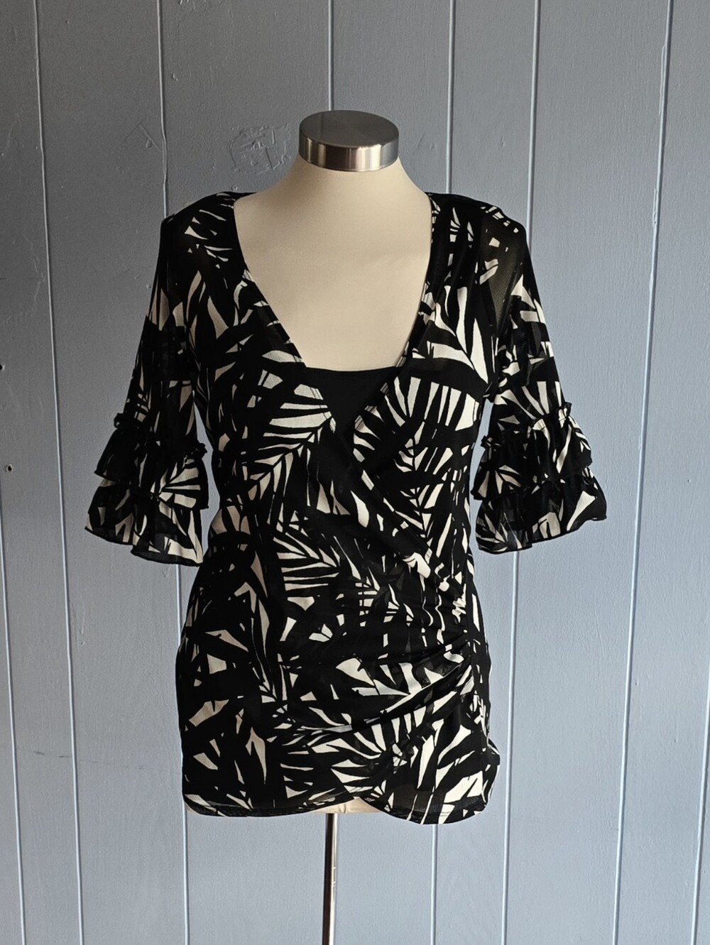 Karen Kane Womens Tropical Lraves Pattern V-Neck Size Large Lighweight Fabric